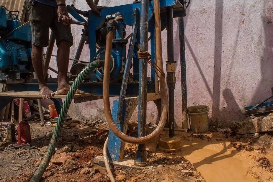 Drilling a bore-well and trying to locate the water table: The ground water table is also dry in most parts of the city. Thus the probability of getting water in the bore-wells is low in many areas. Photo by: Palani Kumar/PEP Collective.